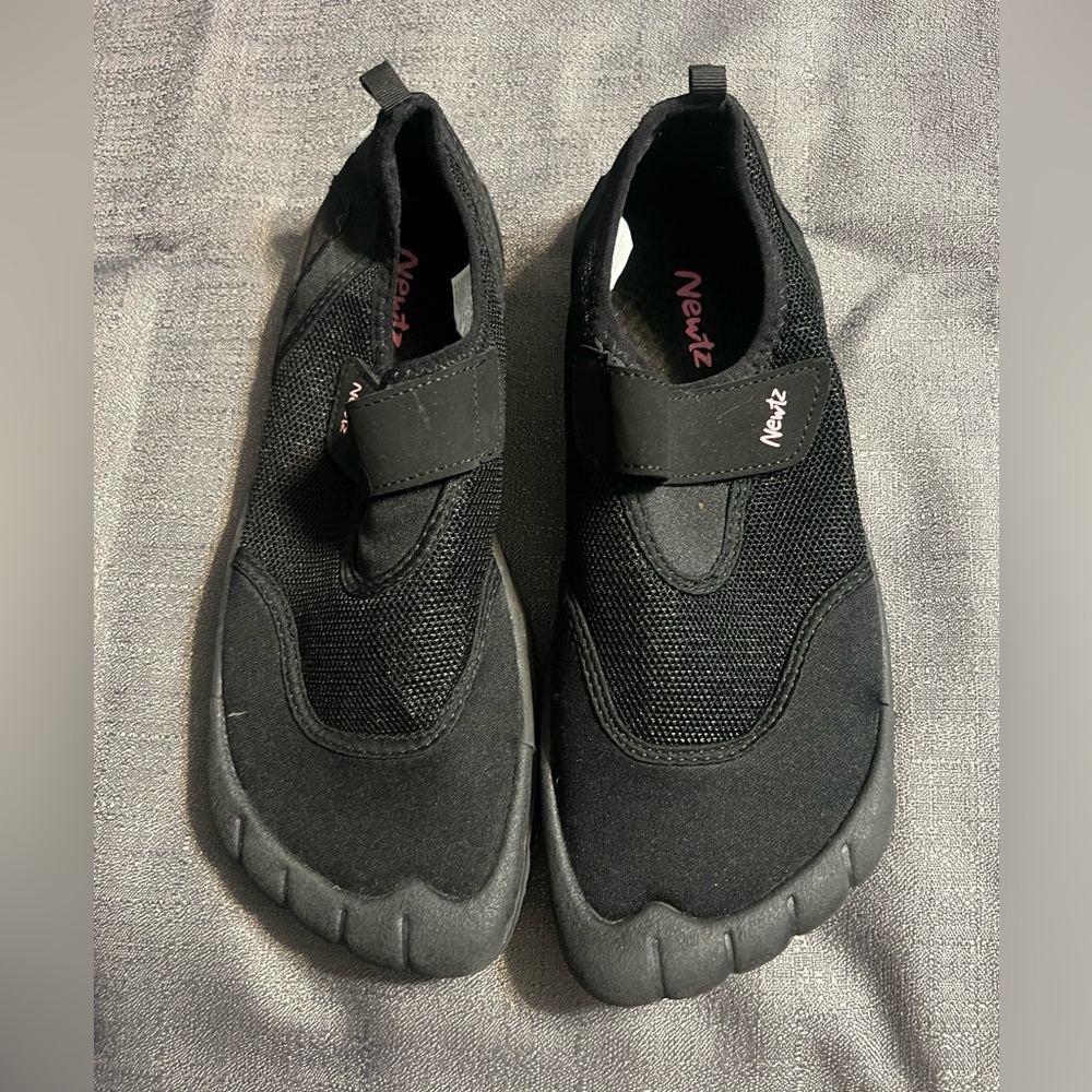 Newtz Women's Black Water Shoes (9/10)